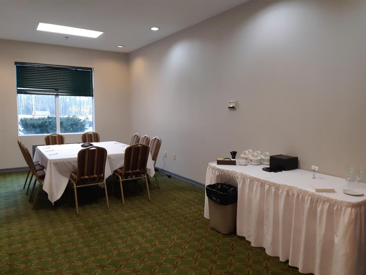 Days Inn By Wyndham Oromocto Conference Centre Экстерьер фото