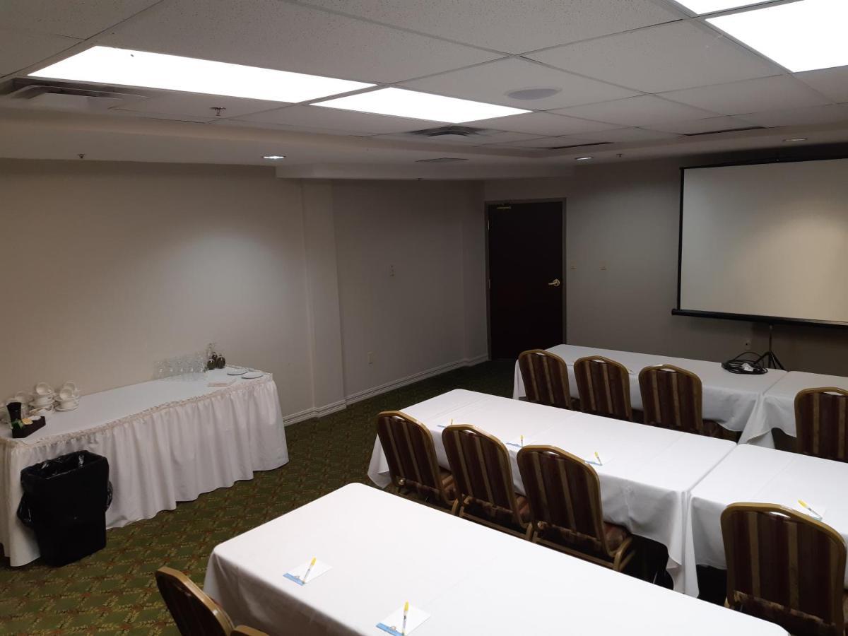 Days Inn By Wyndham Oromocto Conference Centre Экстерьер фото