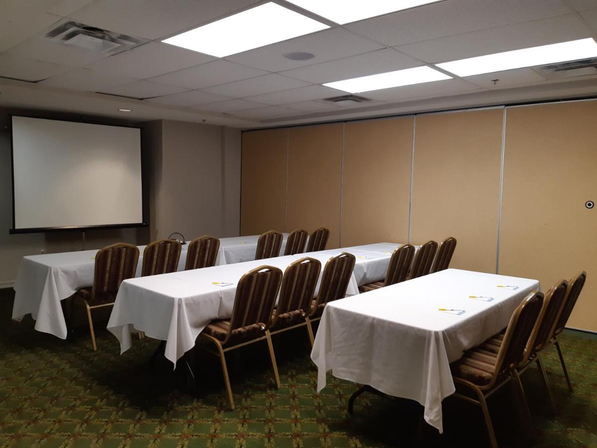 Days Inn By Wyndham Oromocto Conference Centre Экстерьер фото