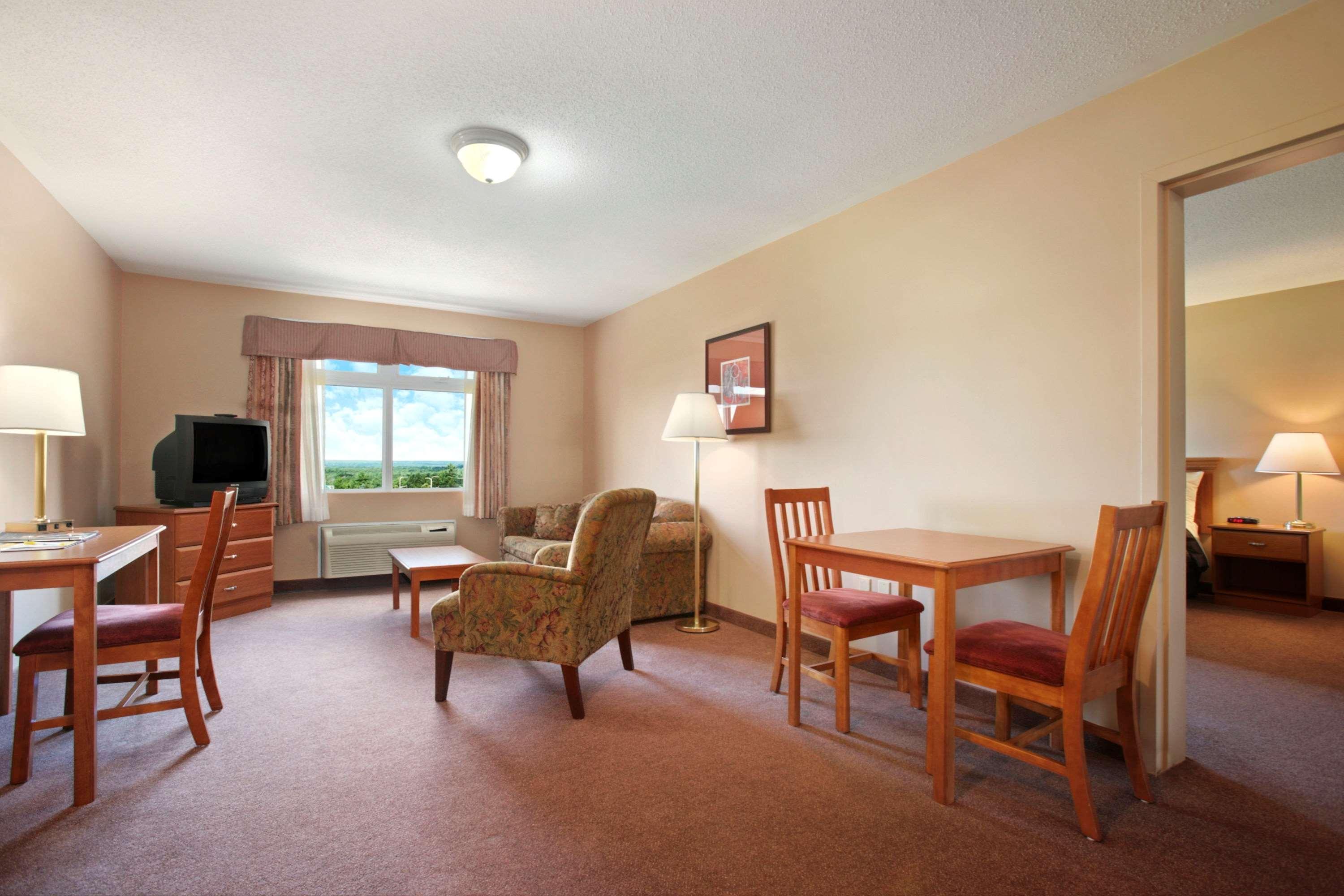 Days Inn By Wyndham Oromocto Conference Centre Экстерьер фото