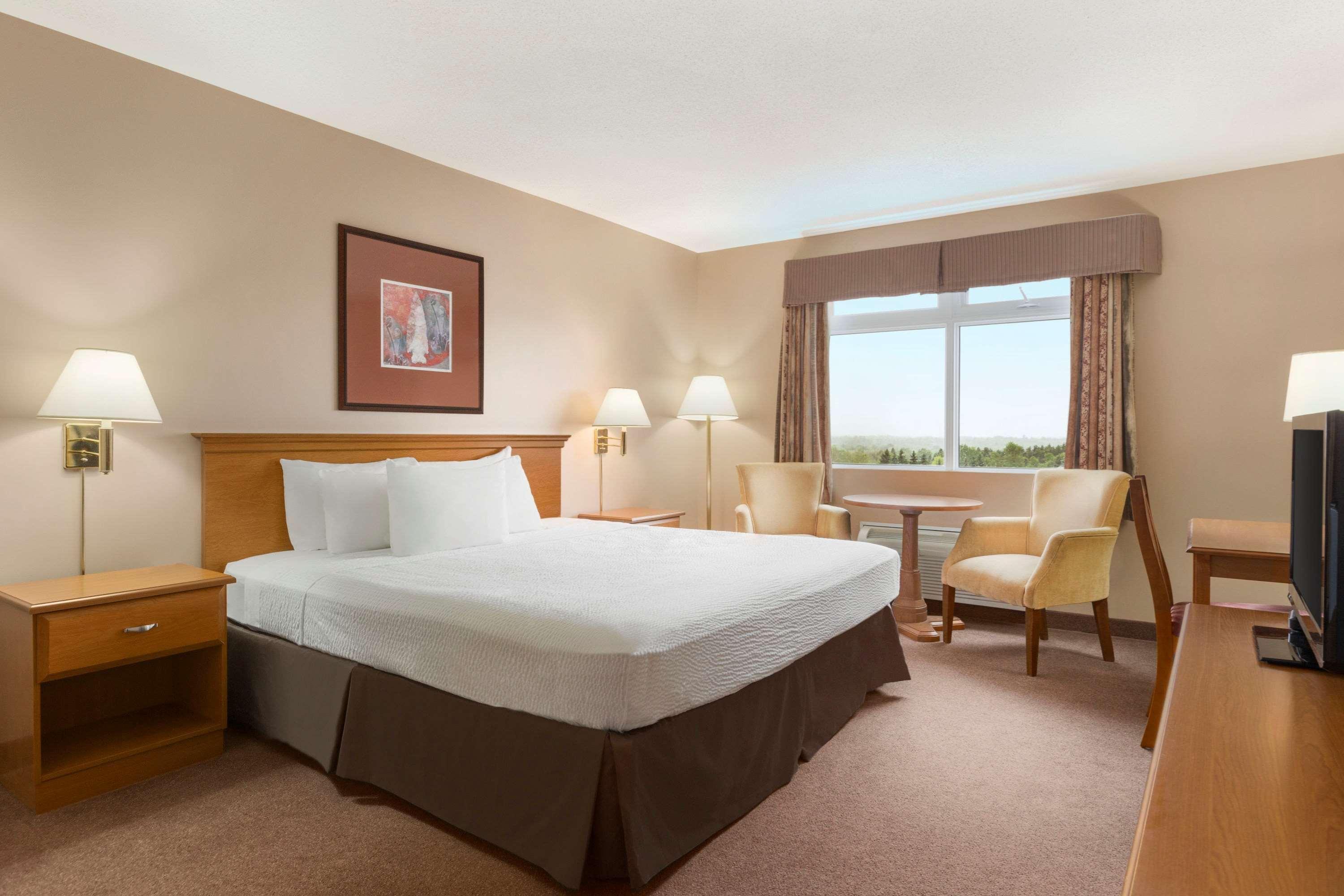 Days Inn By Wyndham Oromocto Conference Centre Экстерьер фото
