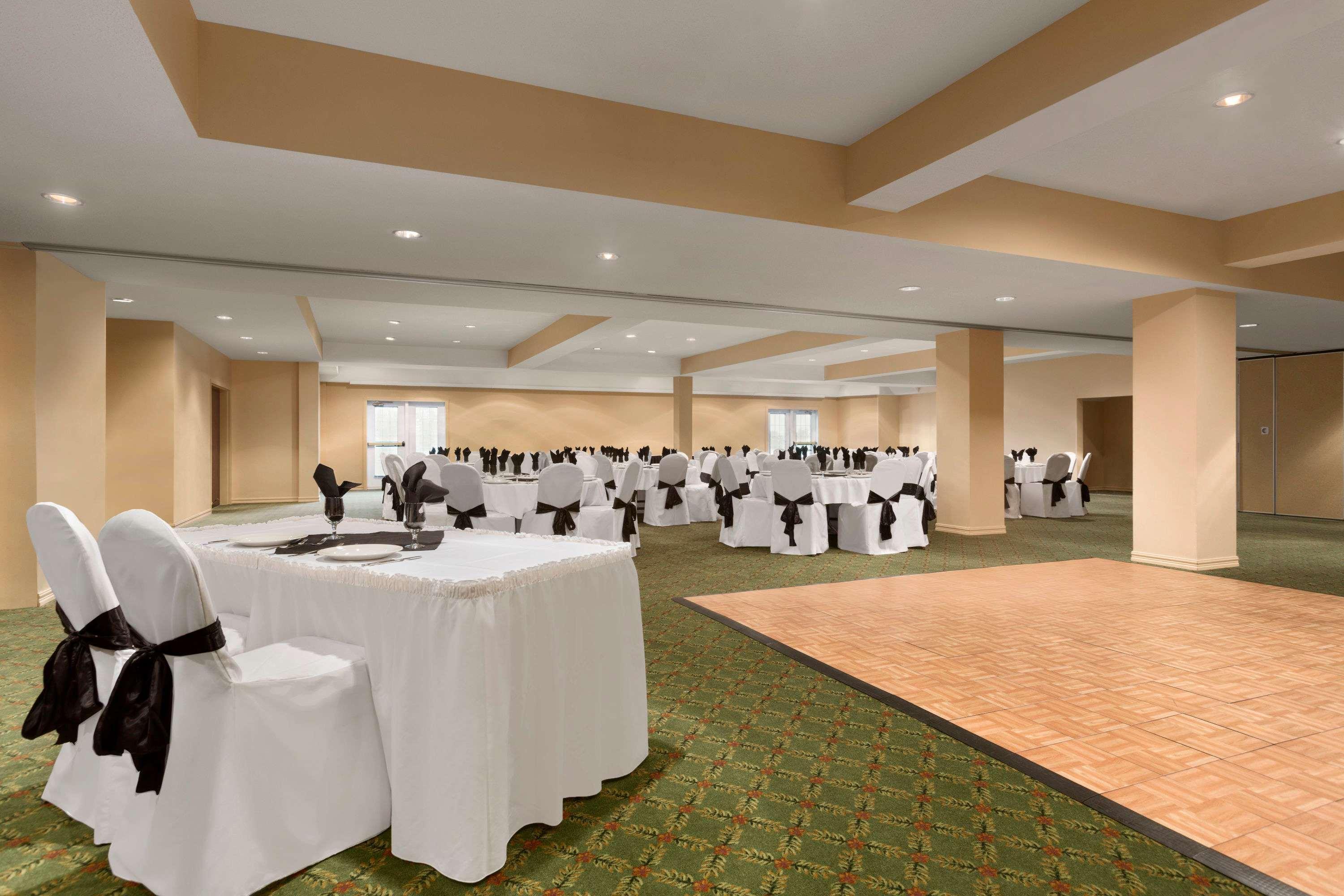 Days Inn By Wyndham Oromocto Conference Centre Экстерьер фото