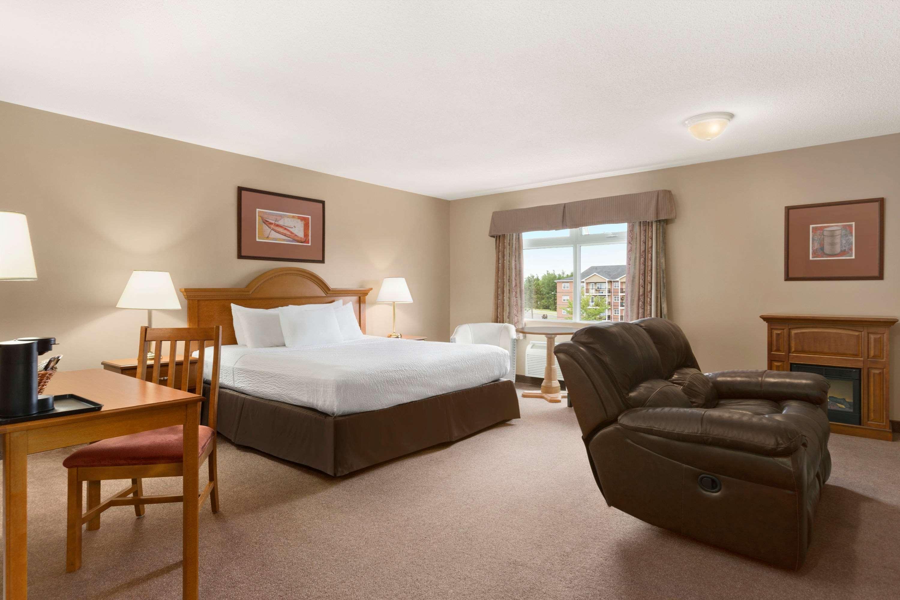 Days Inn By Wyndham Oromocto Conference Centre Экстерьер фото