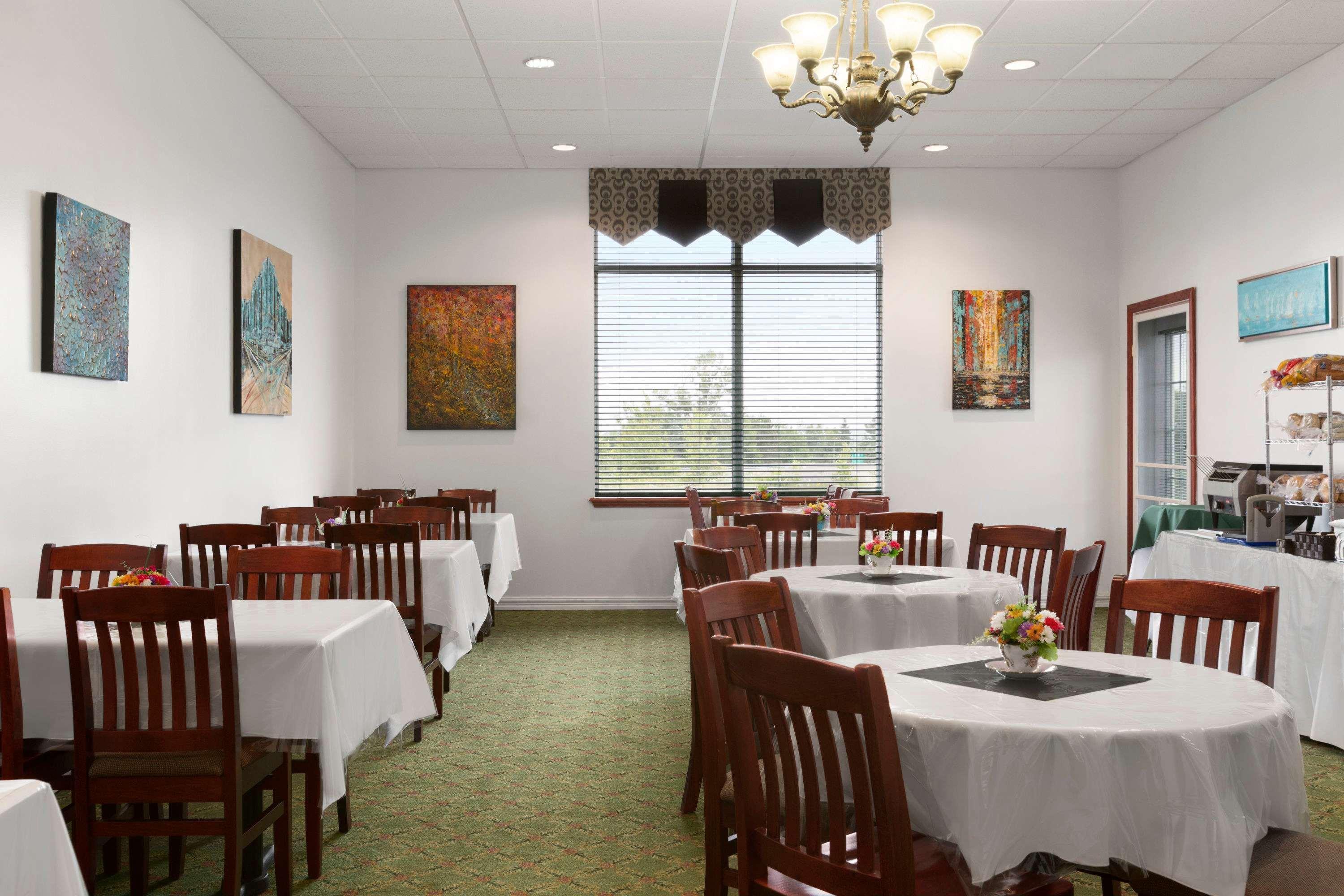 Days Inn By Wyndham Oromocto Conference Centre Экстерьер фото