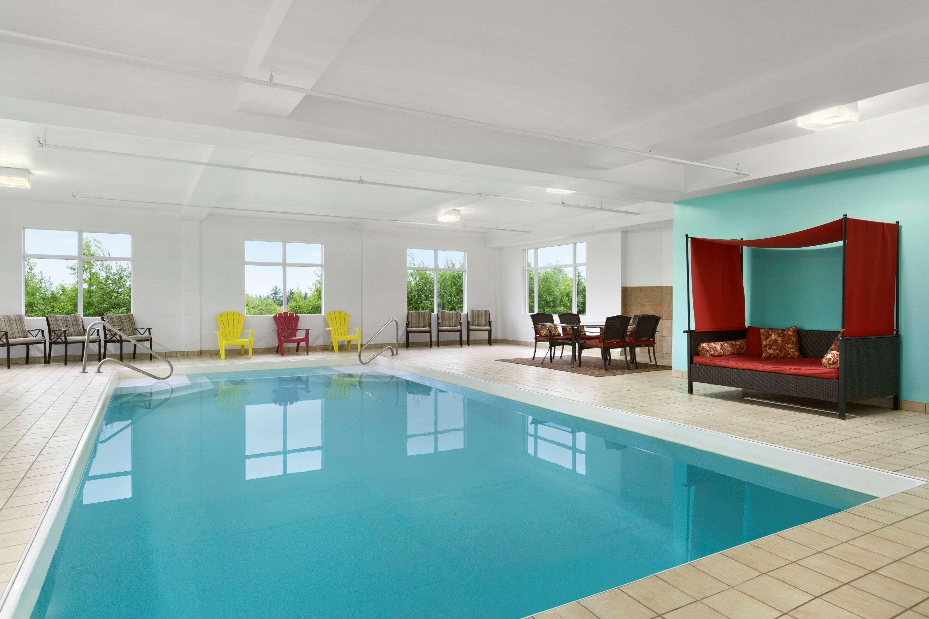 Days Inn By Wyndham Oromocto Conference Centre Экстерьер фото