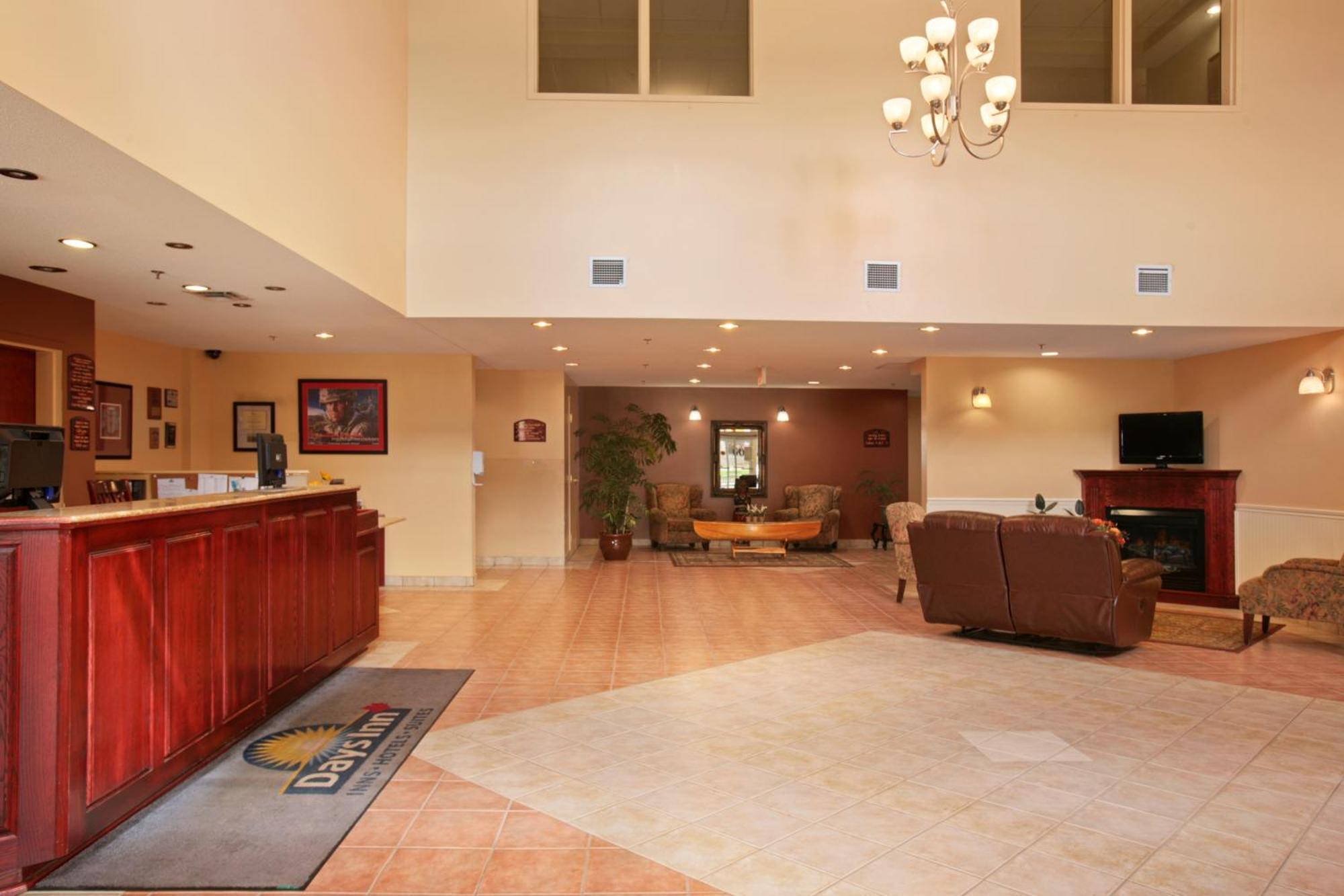 Days Inn By Wyndham Oromocto Conference Centre Экстерьер фото