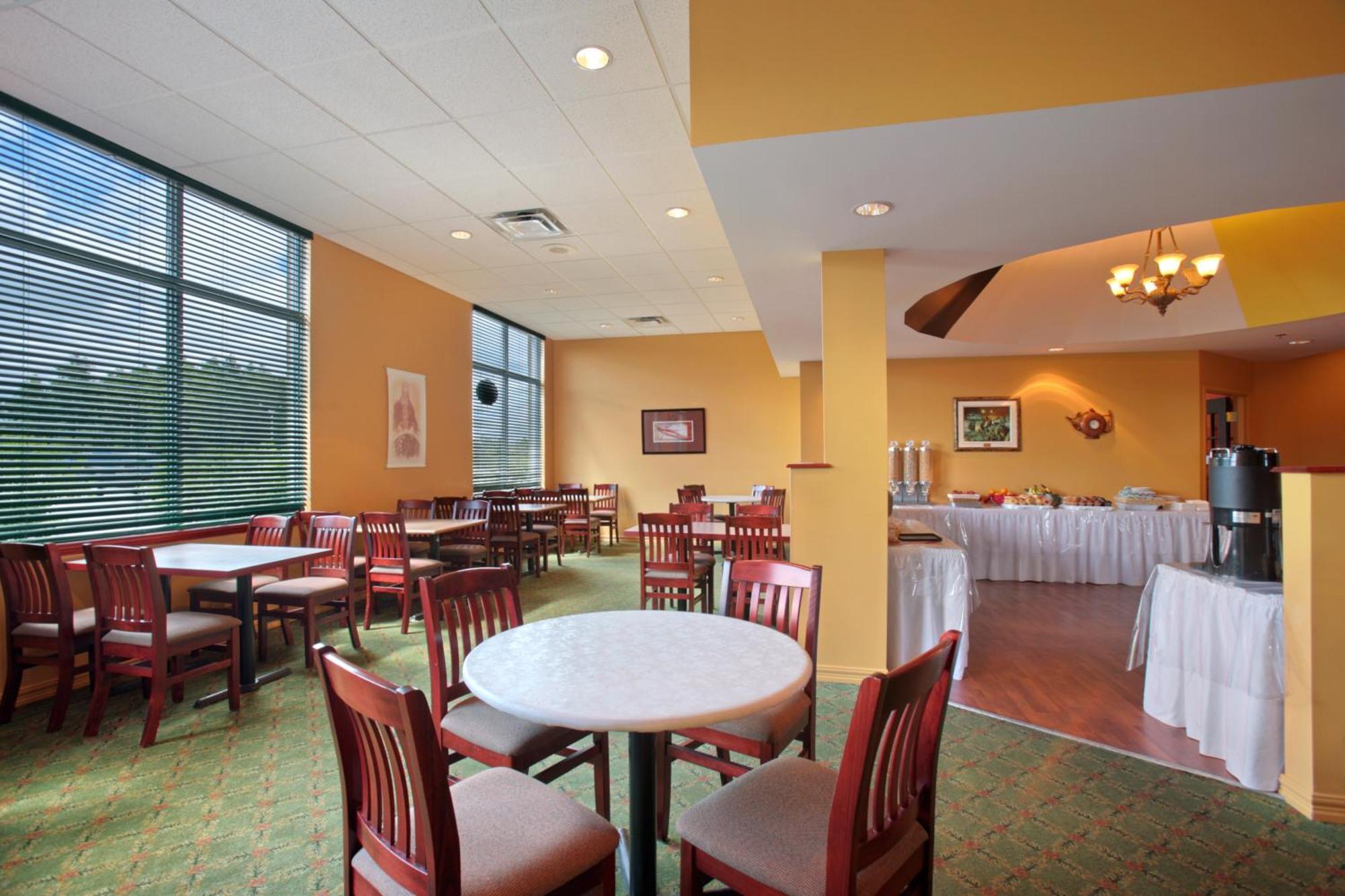 Days Inn By Wyndham Oromocto Conference Centre Ресторан фото