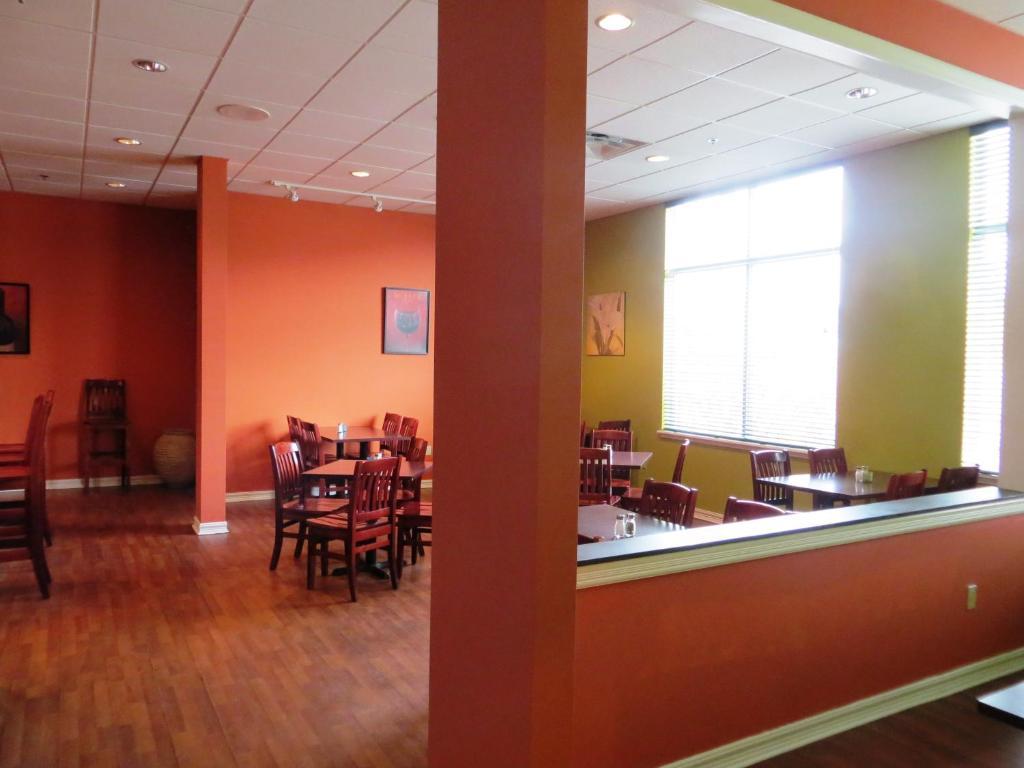 Days Inn By Wyndham Oromocto Conference Centre Экстерьер фото