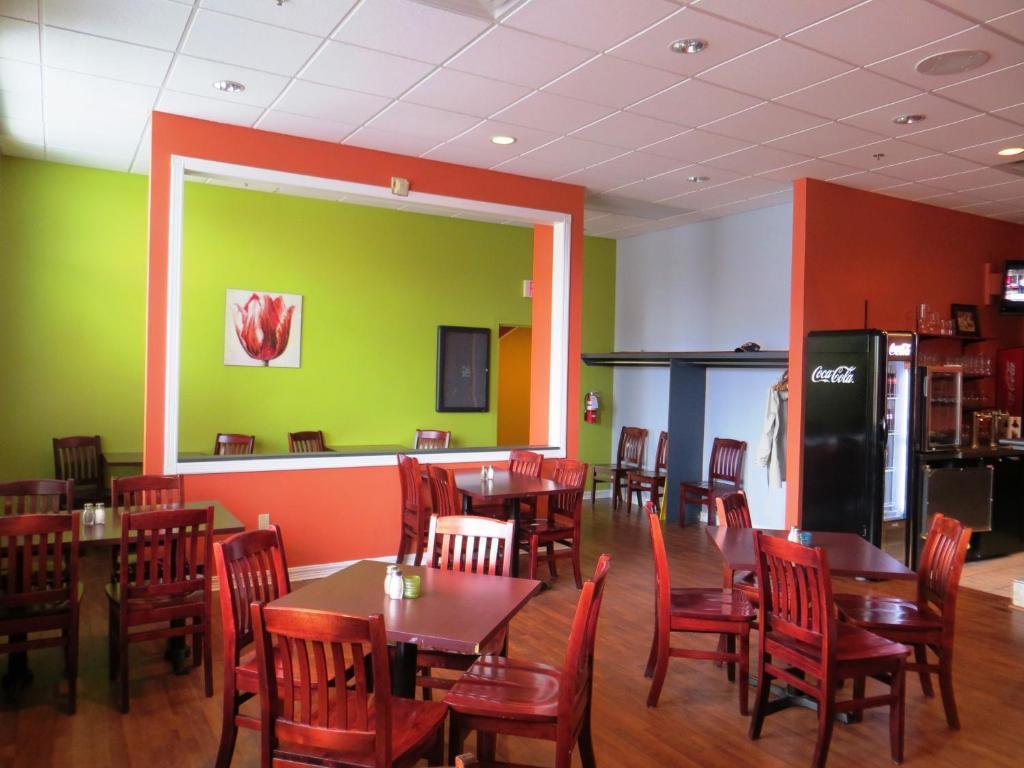 Days Inn By Wyndham Oromocto Conference Centre Экстерьер фото
