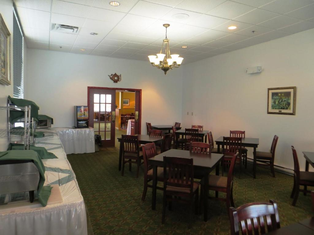 Days Inn By Wyndham Oromocto Conference Centre Экстерьер фото